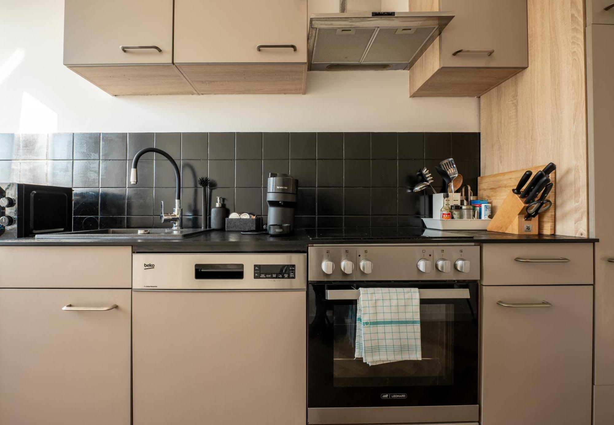 Airport Apartment Fuer 4 - Smart Tv - Kueche - Echarger Hamburg Exterior photo